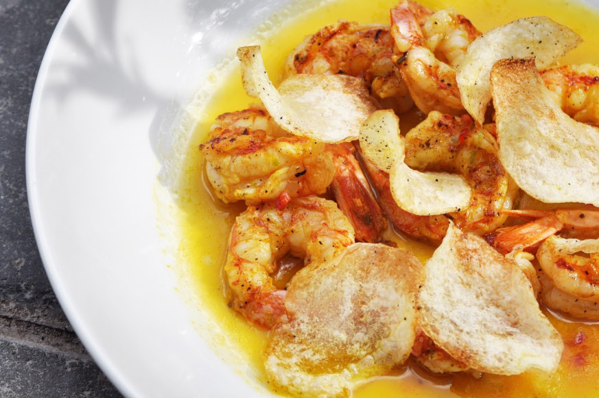 Креветки гриль с перцем чили, лимоном и чипсами из картофеля