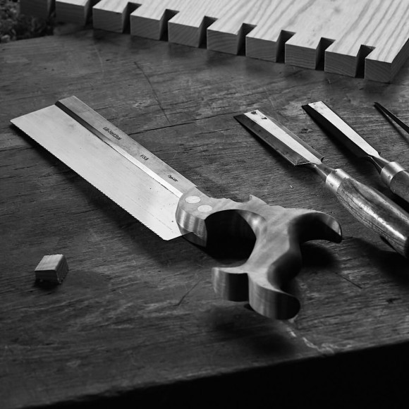 Фото: benchmarkfurniture.com