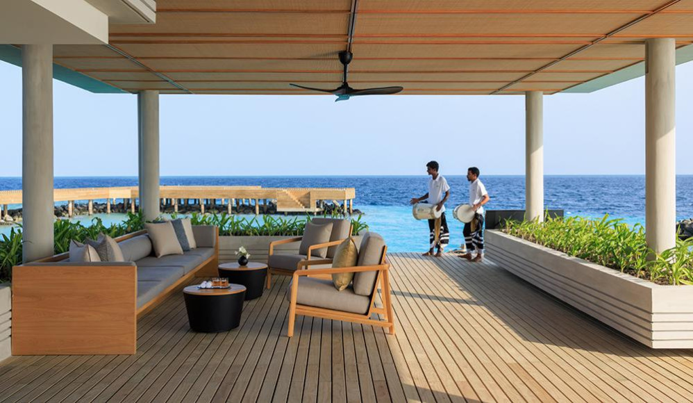 Приветствие гостей на курорте Alila Kothaifaru Maldives