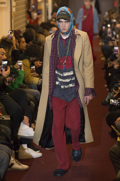 Модели с показа Vetements осень-зима 2017/2018