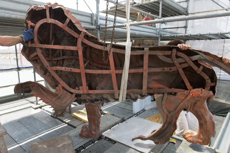 Процесс реставрации скульптуры крылатого льва Святого Марка