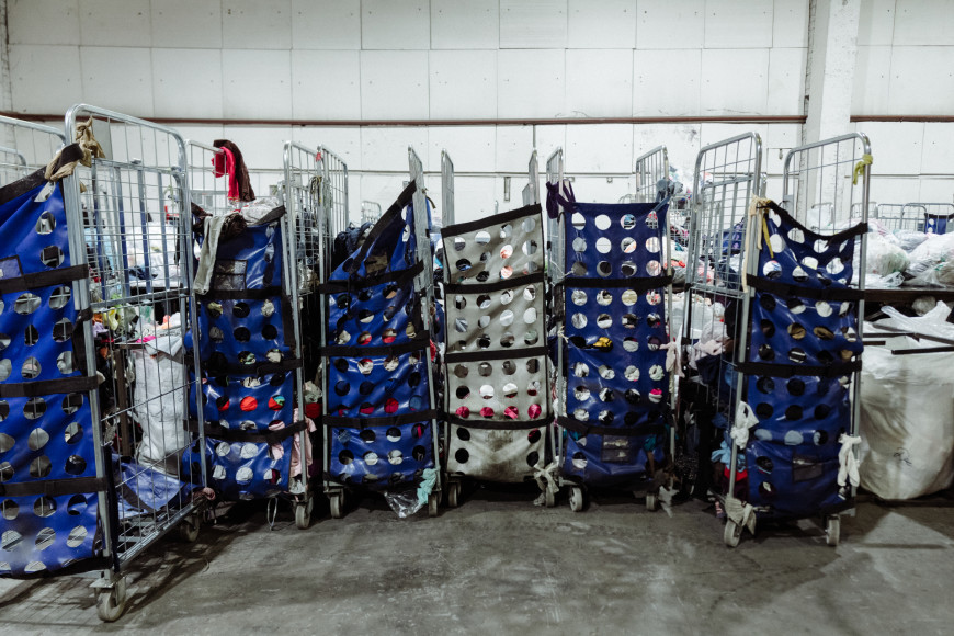 Процесс сортировки текстиля на складе «Лаут Ресайклинг» в Иваново