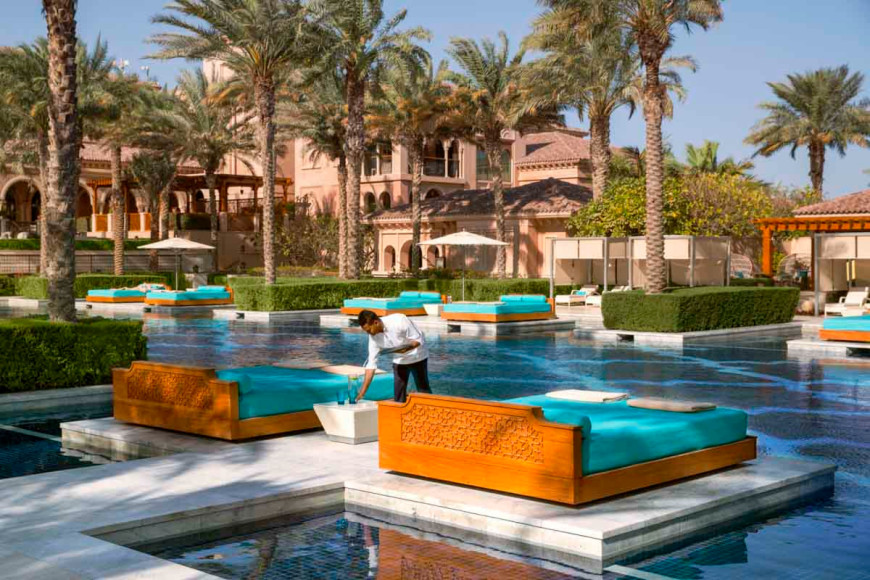 Центральный бассейн и места отдыха в отеле One&Only The Palm (Дубай)