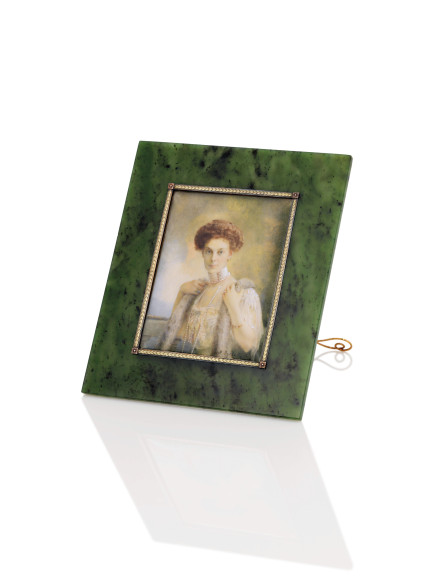 Рамка из золота и нефрита с портретом (£50–70 тыс.)