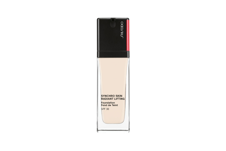Тональное средство с эффектом сияния и лифтинга SPF30 Synchro Skin, Shiseido, 4380 руб. («Иль Де Ботэ»)