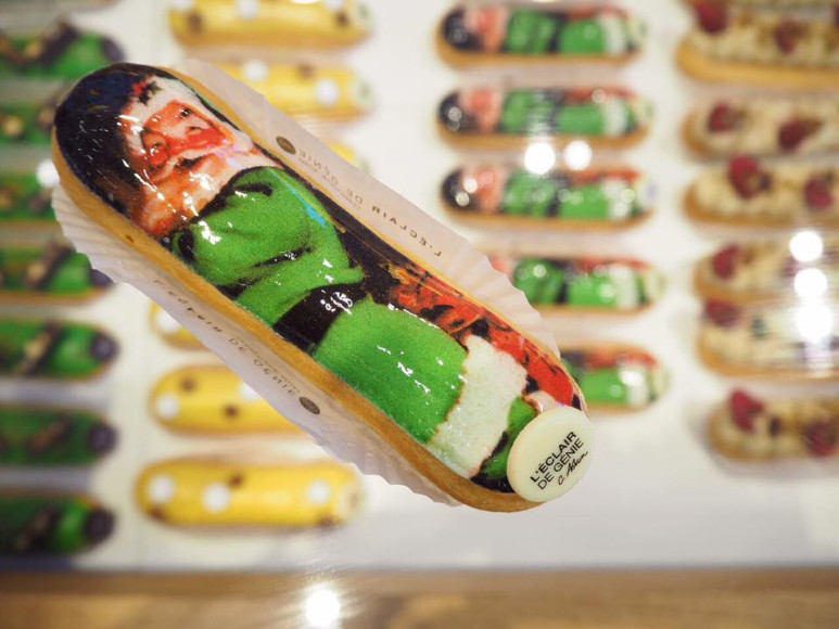 Эклеры L’éclair De Genie: «Новый год 2017» с заварным кремом, украшенный марципаном с изображением Деда Мороза, и «Карамель-маскарпоне», покрытый «снежным» кремом из маскарпоне и начиненный кремом из соленой карамели с арахисом и шоколадным ганашем