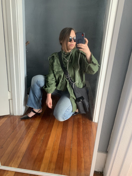 Туфли Prada, джинсы Levis', сумка Longchamp (все винтаж или секонд-хенд), куртка H&M (одна из редких покупок в масс-маркете)