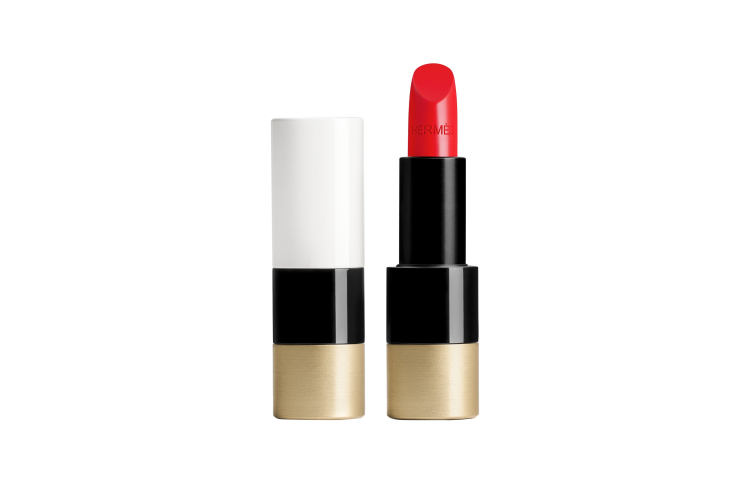 Атласная губная помада Rouge, оттенок Rouge Casaque, Hermès, 5900 руб. (tsum.ru)