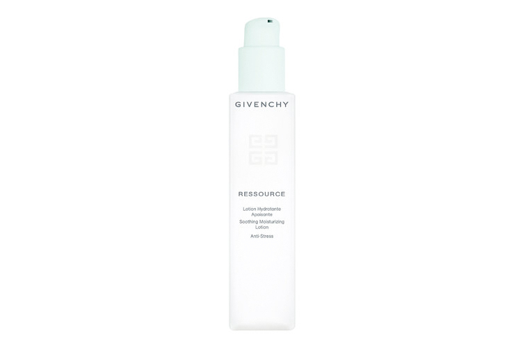 Увлажняющий успокаивающий лосьон-антистресс для лица Ressource, Givenchy включает технологию Beauty Moss Complex на основе зеленого мха и бессмертника песчаного, которые помогают восполнить баланс влаги в эпидермисе, а также усилить защитный барьер, успокоить и смягчить кожу