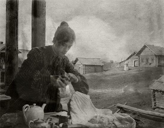Б.М.Кустодиев. "В Ивашеве на постоялом дворе. Ю.Е. Кустодиева", 1903