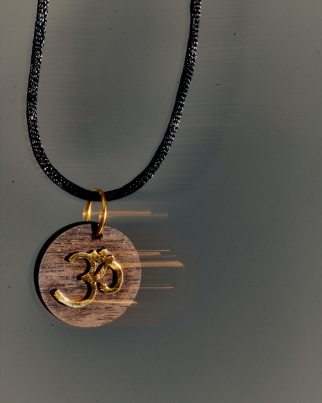 Кулон «ОМ», золото, эбонит, шелковый шнур, Lhasa, 18 500 руб.