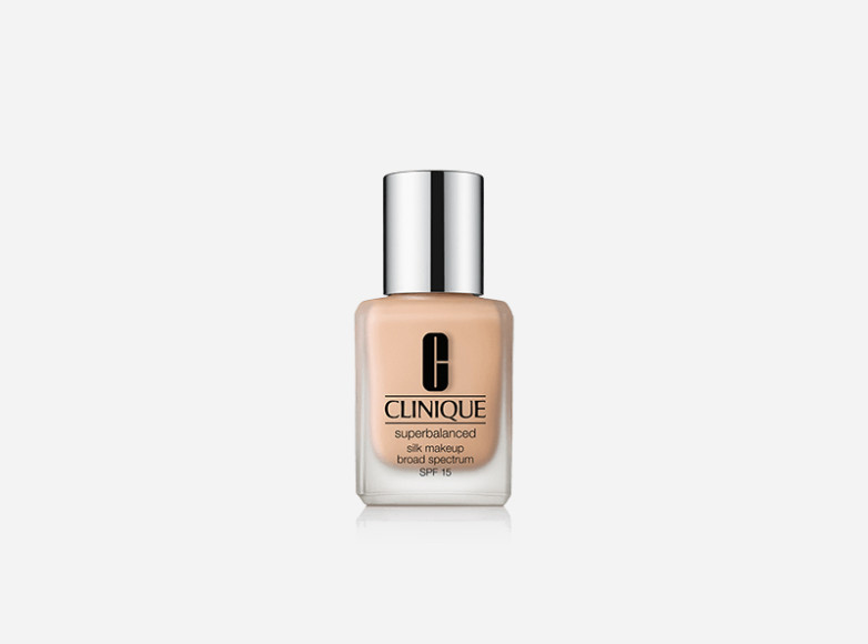 Легкий тональный крем Superbalanced Silk Makeup SPF15, Clinique идеально подходит для капризной кожи, которая сама не знает чего хочет: жирные участки он матирует, а сухие — увлажняет. Жидкая текстура обеспечивает регулируемое покрытие (от полупрозрачного до умеренного), а легкие полимеры и частицы натурального шелка, входящие в состав, моментально маскируют поры и мимические морщины