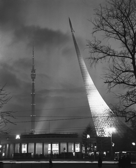 Фотохроника ТАСС. Обелиск "Покорителям космоса" и вид на Останкинскую телебашню, 1969 
