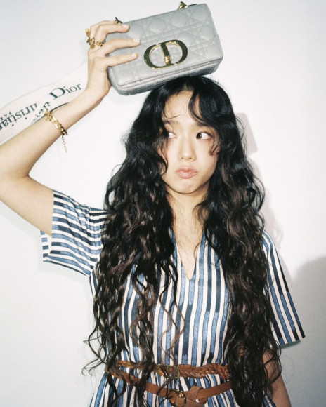 Участница Blackpink Джису в съемке сумки Dior Caro, январь 2021