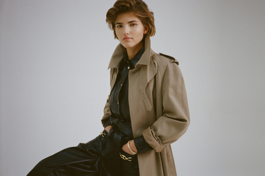 Браслет Celine, 62 500 руб.; плащ Celine, 233 000 руб.; платье Celine, 356 000 руб.; босоножки Celine, 54 000 руб.