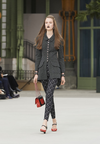 Первая сольная коллекция Виржини Виар для Chanel, resort 2020