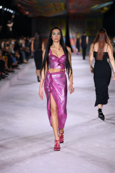 Дуа Липа на показе Versace