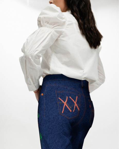 Анка Ахалая в виртуальных джинсах Levi's