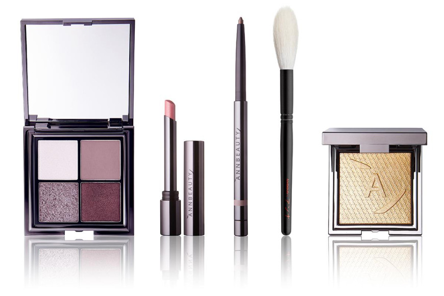 Набор Your Vision Palette for him, Kit 2 (тени для век Your Vision Palette for him; помада Your Lips Balm 001 First Love; стойкий карандаш Your Eyes Long Lasting Waterproof Liner 104; кисть Katakana S4; хайлайтер Blesk Gold), AnnBeauty, 11 600 руб. (annbeautystore.ru)