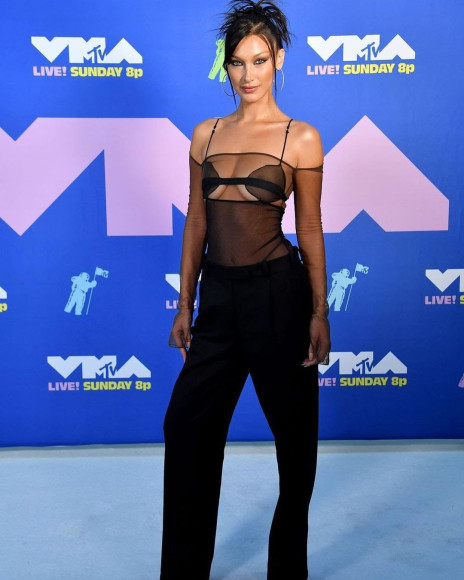 Белла Хадид в Nensi Dojaka на церемонии вручения премии MTV VMA, 2020