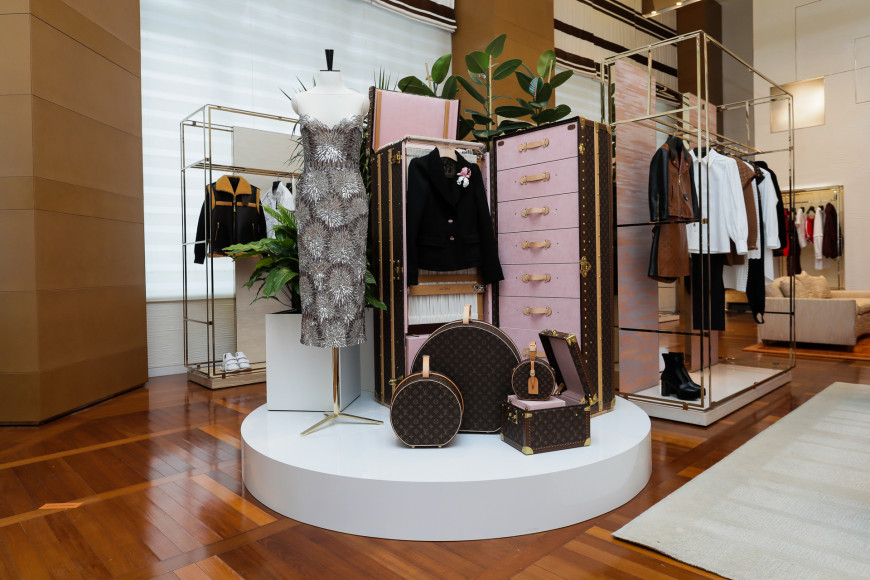 Бутик Louis Vuitton в ГУМе с выставочными экспонатами