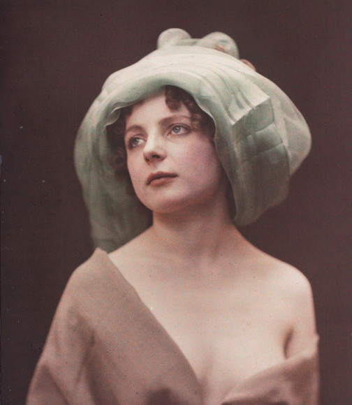Андре Ашет, «Зеленый чепец», 1907–1945. Автохром. 12x9. Французское фотографическое общество, Париж