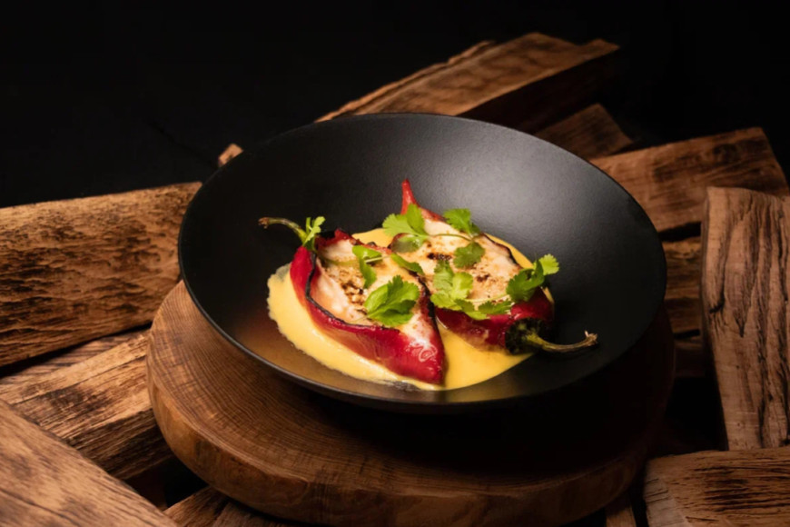 Блюдо из локальных продуктов в ресторане Black Bar & Grill