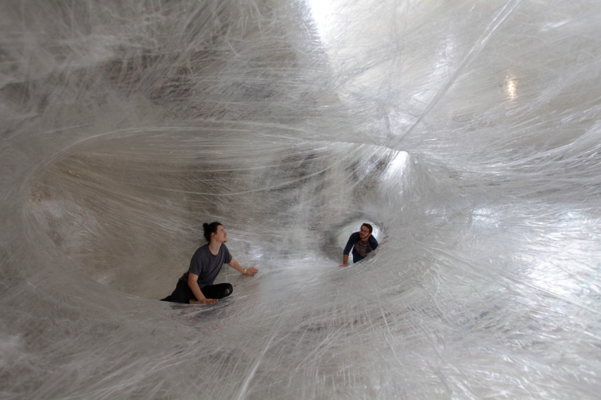 Numen / For Use. Клейкая лента — Де-Мойн. 2017–2018 (Вид инсталляции в Художественном центре Де-Мойна)