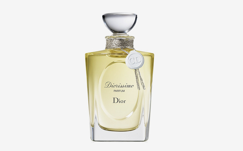 Diorissimo, Dior
Культовые духи были созданы в 1956 году Кристианом Диором в сотрудничестве с парфюмером Эдмоном Рудницка. В Diorissimo главный весенний цветок звучит под аккомпанемент эссенции иланг-иланга, абсолю жасмина и майской розы.