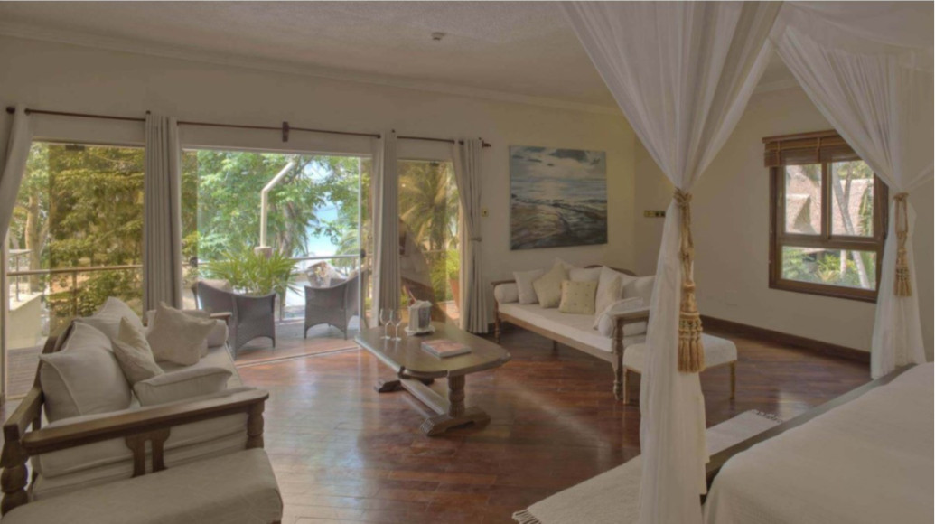 Сьют с видом на океан в отеле Almanara Luxury Villas