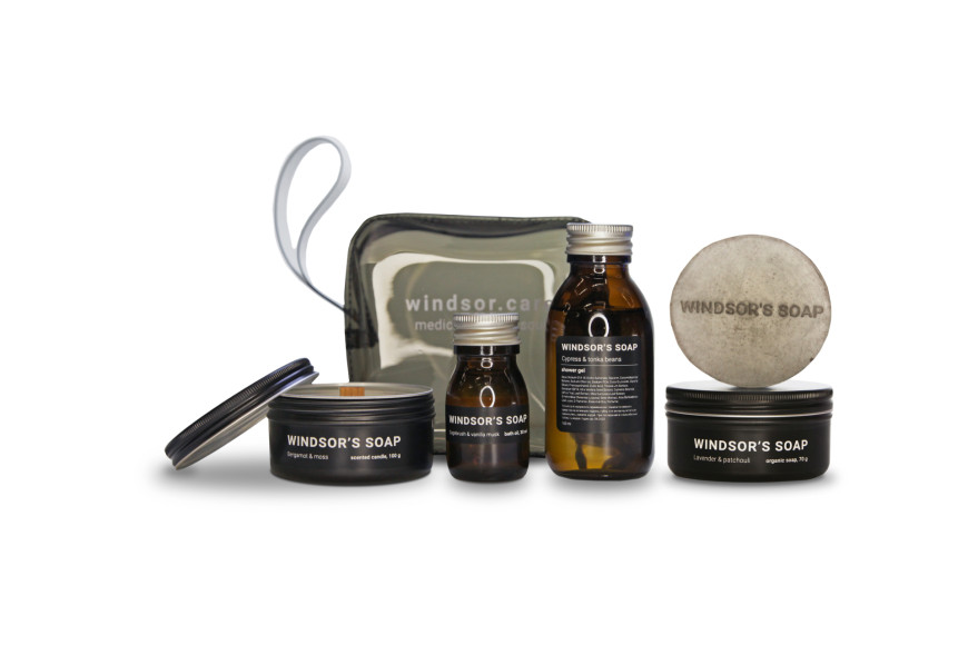Набор cabin в косметичке (свеча Bergamot & moss; мыло в кейсе Lavender & patchouli; масло для ванны Sagebrush & vanilla musk; гель для душа Cypress & tonka beans), Jet Set, Windsor's Soap