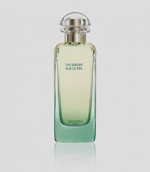 Un Jardin Sur Le Nil, Hermès
«Сады у берегов Нила» — так дословно переводится аромат, созданный Жан-Клодом Эллена в 2005 году. Если верить легендарному «носу», то в них растут гиацинты, пионы, ирисы, цитрусы, манго, помидоры и морковь.