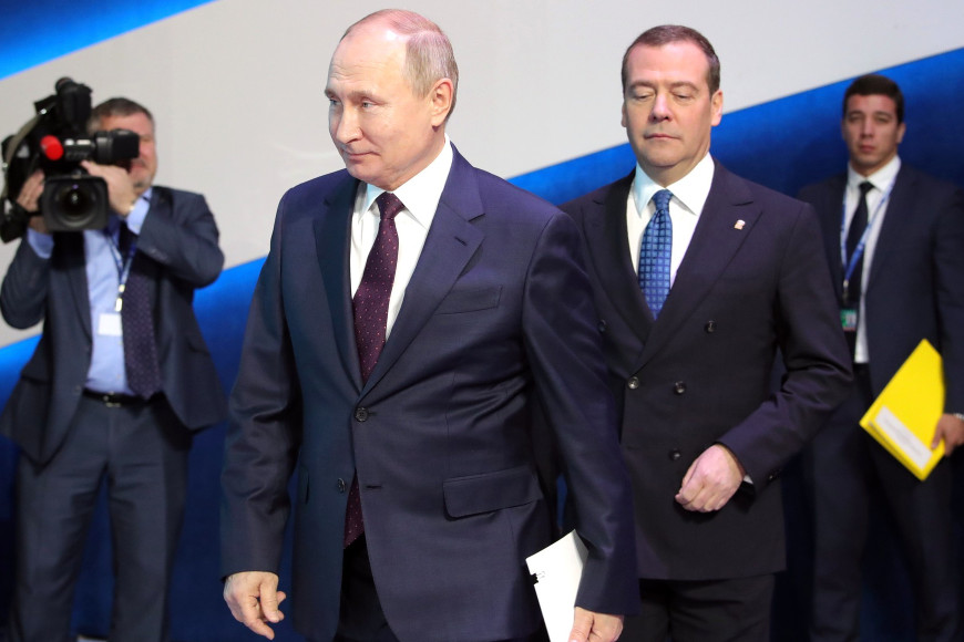 Владимир Путин и Дмитрий Медведев на съезде партии «Единая Россия», 2019