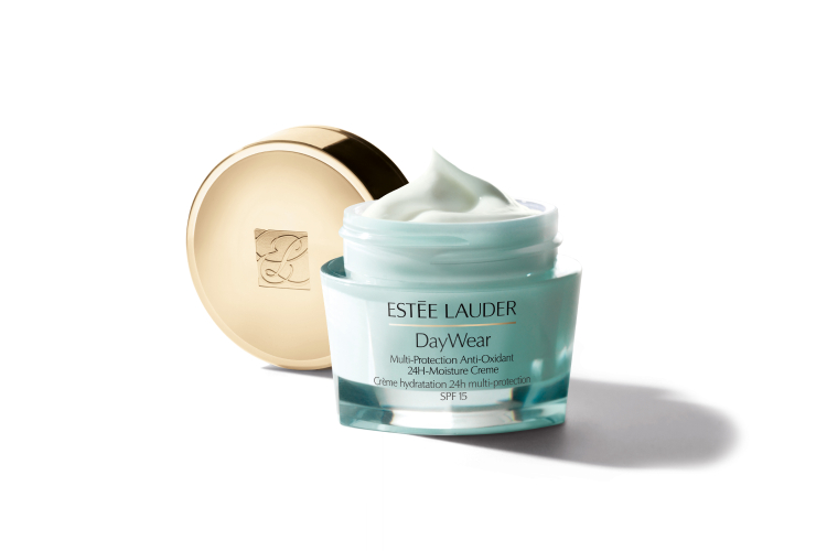 Многофункциональный защитный крем DayWear, Estée Lauder с легкой текстурой содержит комплекс высокоэффективных антиоксидантов и солнцезащитные фильтры широкого спектра (SPF 15), которые сокращают мимические морщины, а также убирают тусклый и неровный цвет лица