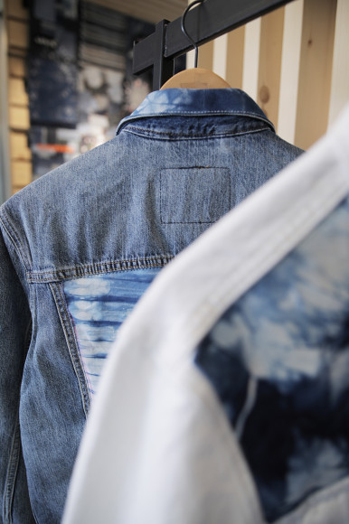 Услуга окрашивания ткани в технике тай-дай в Levi’s Tailor Shop