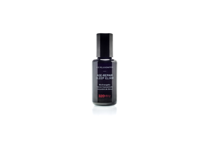 В состав ночной антивозрастной сыворотки Age-repair Sleep Elixir, 320 MHz (molecule.ru) входят органическое масло розы отто, нероли и морской фенхель, которые усиливают обменные процессы в клетках и разглаживают морщины, питают, увлажняют и делают кожу более упругой. Гипоаллергенный экстракт цветов лаванды расслабляет мышцы, экстракт арктической клюквы питает витаминами, а масла семян моринга, чиа и овса обновляют кожу