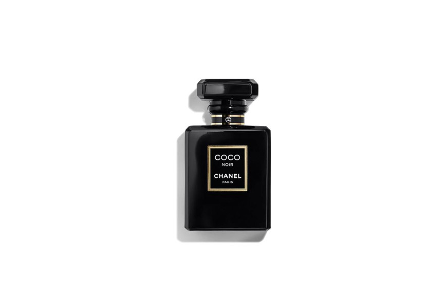 Парфюмированная вода Coco Noir с нотами грейпфрута, бергамота, апельсина, розы, герани, жасмина, нарцисса, персика, пачули, сандала, олибанума, бобов тонка, ванили, белого мускуса, гвоздики и бензоина, Chanel, 9825 руб. («Рив Гош»)
