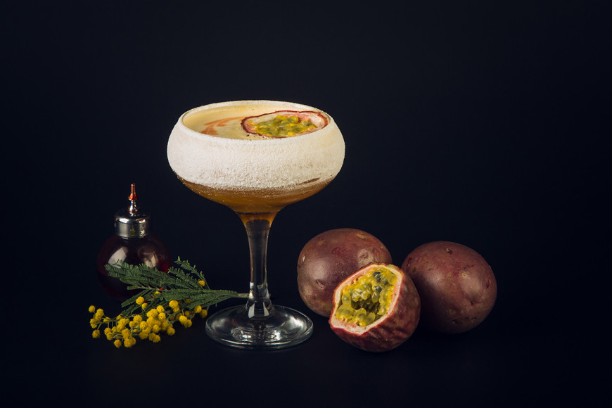 Коктейль SunShine Tini (ванильная водка, ликёр и пюре маракуйя, ананасовый сок)