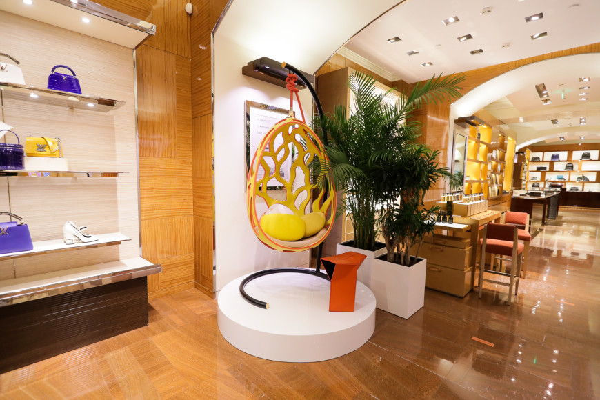 Бутик Louis Vuitton в ГУМе с выставочными экспонатами