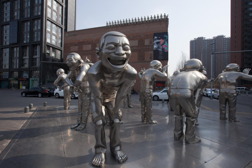 Скульптуры Юэ Миньцзюня около музея Today Art Museum в Пекине