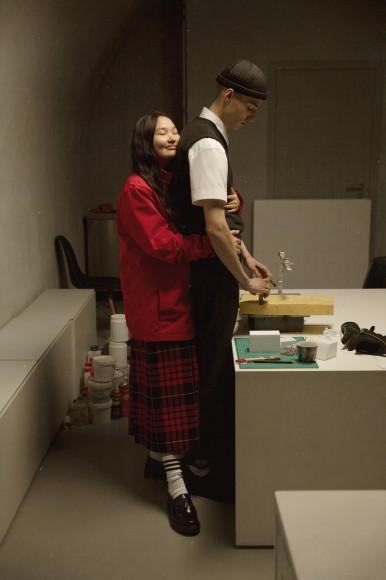 На Айшет: куртка Nike, юбка Melampo, лоферы Dr. Martens
На Давиде: рубашка Sandro, брюки Walter van Beirendonck