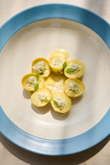 Тортелли с рикоттой и шпинатом в ресторане и пляжном клубе Venus Ristorante & Beach Club