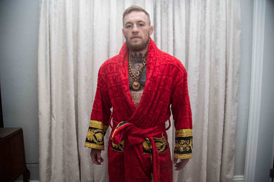 В халате Versace