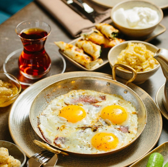 Бакинский завтрак: блинчики с мясом, домашний йогурт, сыр, сливочное масло, огурцы и помидоры из деревни Зиря и бакинский бублик гуймак с корицей и сахаром