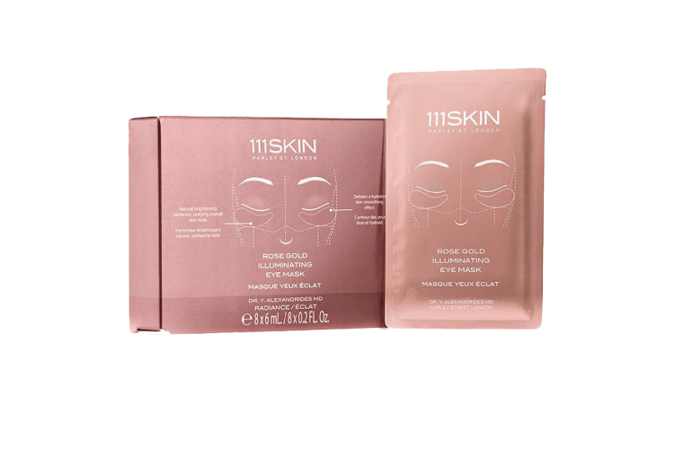 Маска-патч с эффектом сияния Rose Gold Illuminating Eye Mask, 111SKIN, Aldo Coppola с экстрактом розы и 24-каратным золотом осветляет и освежает кожу вокруг глаз, убирает мелкие морщинки и придает лицу свежий отдохнувший вид. В составе также комплексы Natriance и Cell culture, которые наполняют кожу вокруг глаз аминокислотами, пептидами и белками для естественного сияния, помогают уменьшить пигментацию и выравнивают тон