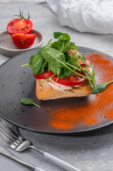 Тост с куриной грудкой, помидорами и шпинатом («Grand Урюк. Berezka»)