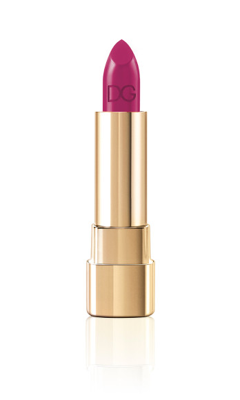 Classic Cream Lipstick, Dolce & Gabbana
Этим летом в гамме классических помад появились два броских оттенка: Orange очень напоминает сочную мякоть апельсина, а Cyclamen сразу заставляет задуматься о ярких соцветиях альпийской фиалки. Текстура осталась прежней: комфортно сидит на губах, не течет и пахнет розой.