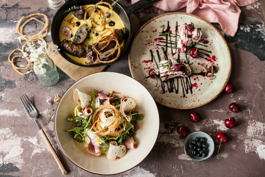 «Шинок», сет №1: Салат с уткой, домашние колбаски с черникой; творожный десерт с моченой вишней