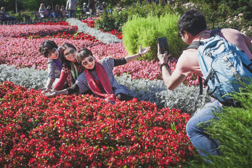 При этом китайские туристы могут повернуться спиной к достопримечательности во время рассказа гида и начать снимать природу. В Александровском саду Кремля, Москва