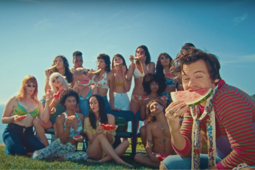 В шарфе, джемпере и джинсах Gucci в клипе на песню Watermelon Sugar